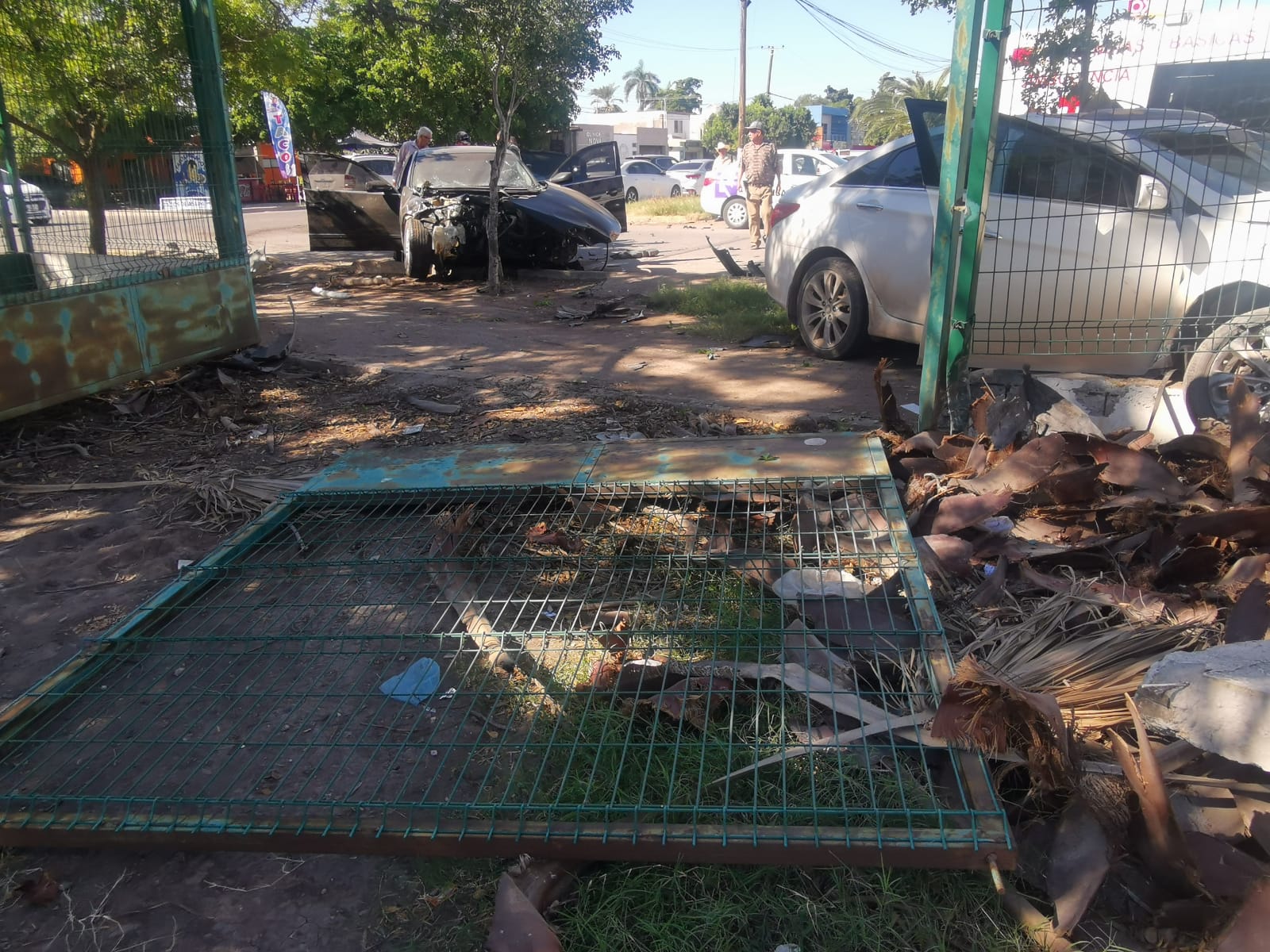 Choque en Los Mochis deja tres lesionados, entre ellos un bebé; uno de los vehículos derribó la cerca de una primaria