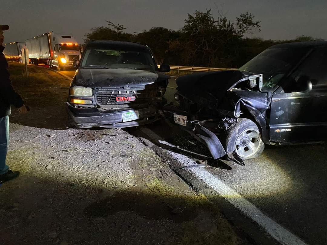 Choque entre camionetas deja un lesionado al sur de Villa Unión