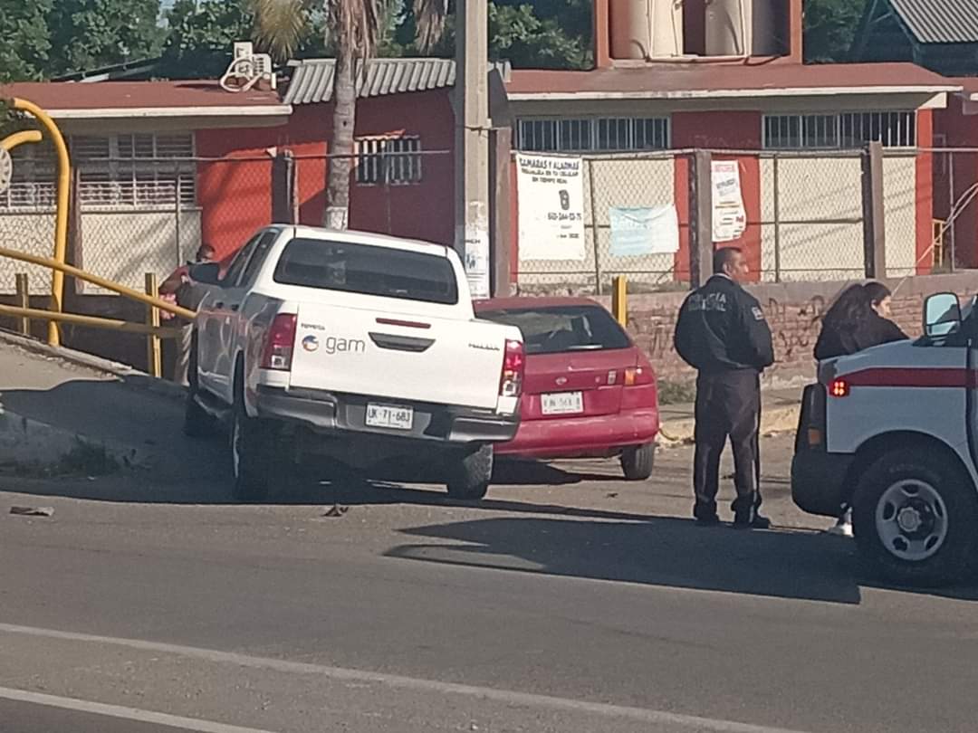 Colisionan auto y camioneta y terminan impactados en puente peatonal en Mazatlán