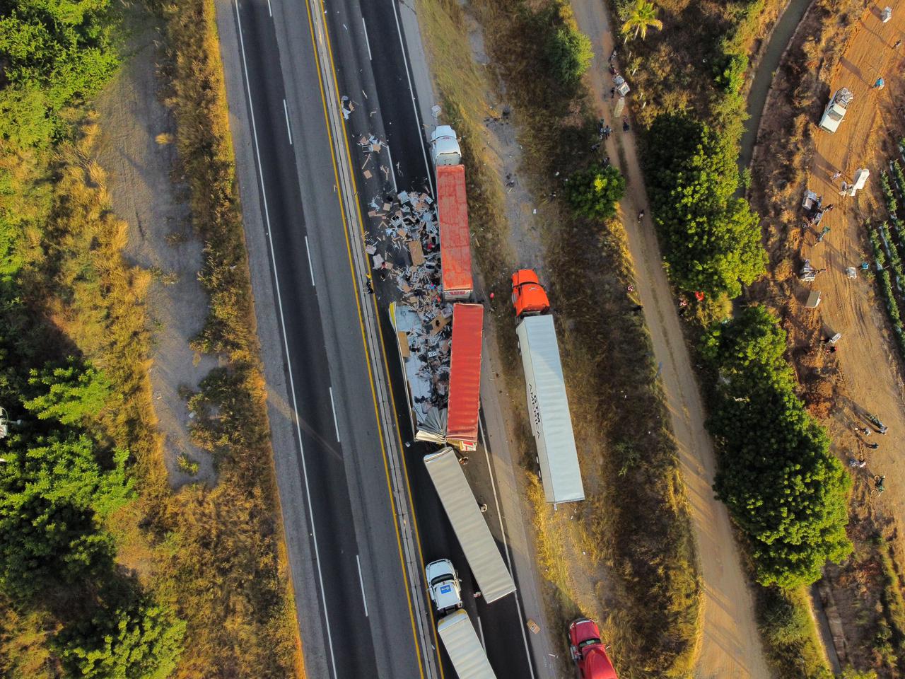 Colisionan tres tráileres en la autopista Mazatlán-Culiacán a la altura de Celestino Gasca