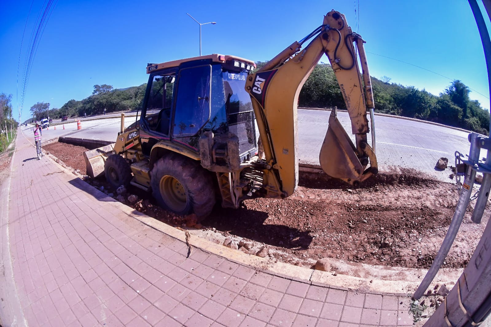 Como última tarea del año, reparan socavón en la avenida Paseo Atlántico de Mazatlán