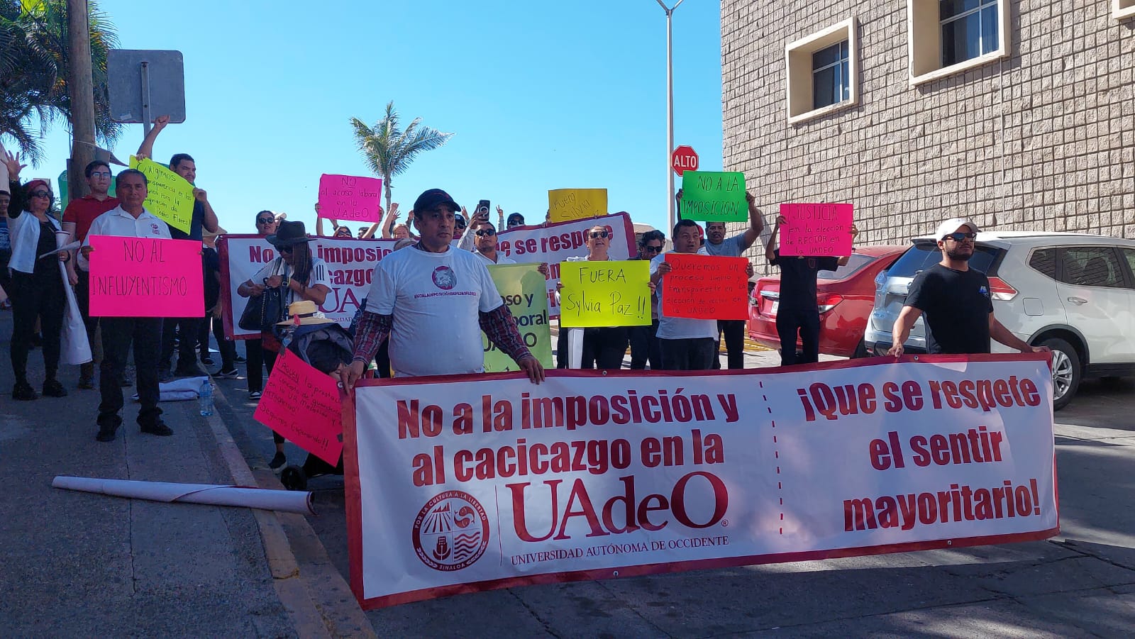 Con marcha, docentes de la UAdeO de Mazatlán rechazan al nuevo rector y piden proceso transparente