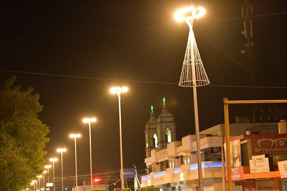 Con ‘vaquita’ del personal del ayuntamiento, decoran luminarias del centro en Guamúchil