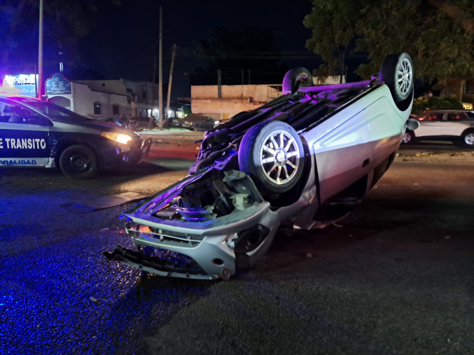 Conductor de Chevrolet Spark vuelca al oriente de Culiacán y resulta ileso