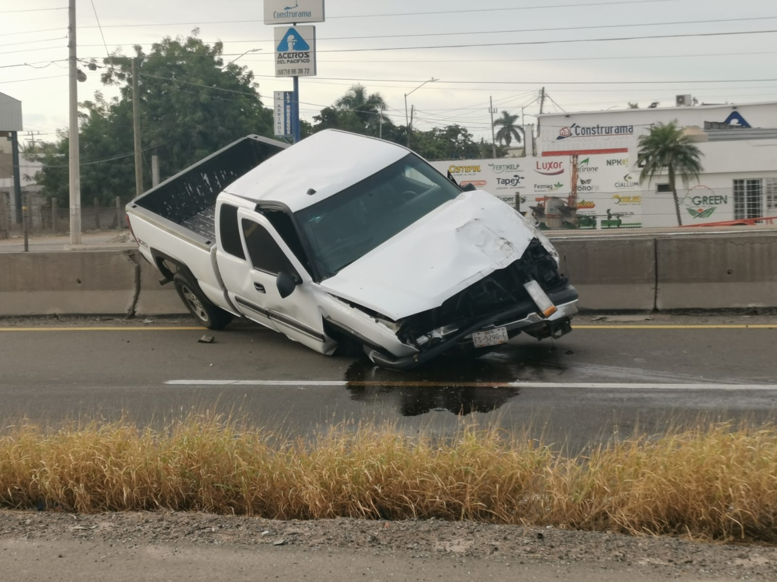 Conductor de camioneta choca contra muro de contención en el puente de Juan José Ríos, Guasave
