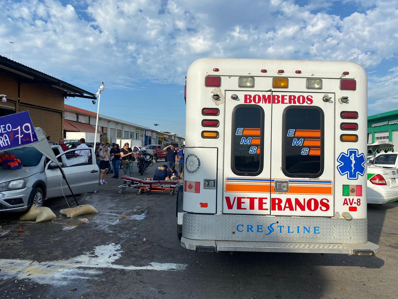 Conductor de camioneta se queda dormido y atropella a cliente dentro de yarda, en Mazatlán