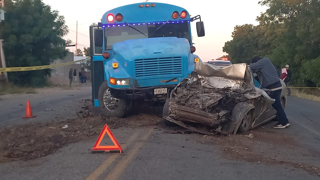 Conductor de un Honda Accord muere al chocar de frente contra un camión agrícola en Costa Rica, en Culiacán