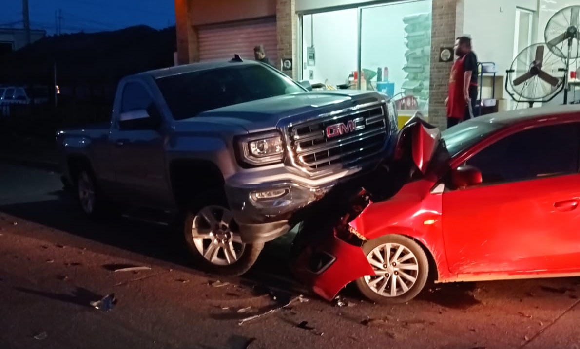 Conductor en aparente estado de ebriedad se impacta contra vehículo estacionado en Guasave