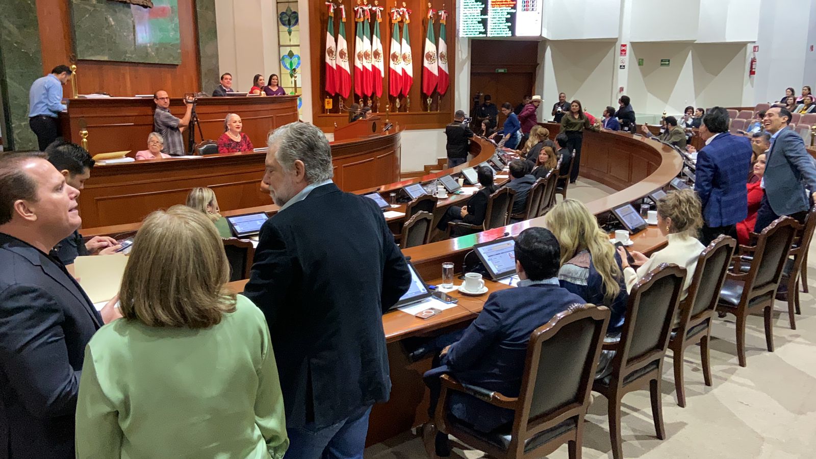 Diputados Luis de la Rocha y Gloria Imelda Félix se enfrentan en la discusión del presupuesto