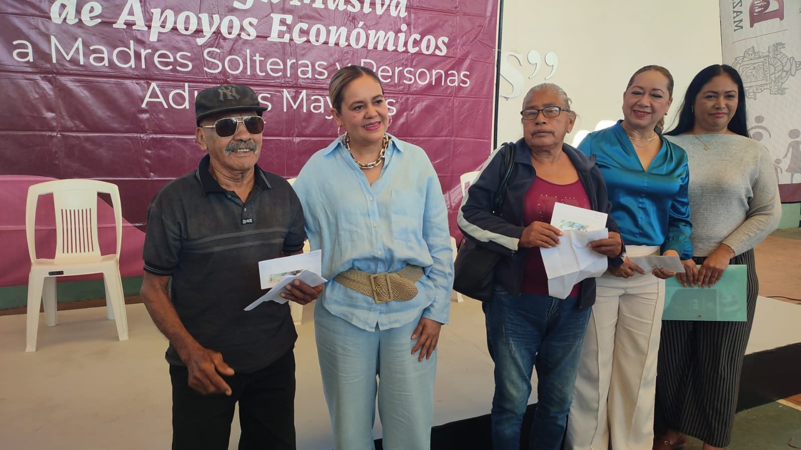 DIF Mazatlán entrega Apoyo Económico a Madres Solteras y a Personas Adultas Mayores