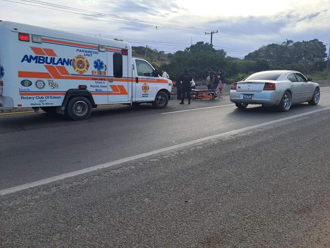 Derrapa motociclista al sur de Mazatlán y queda lesionado