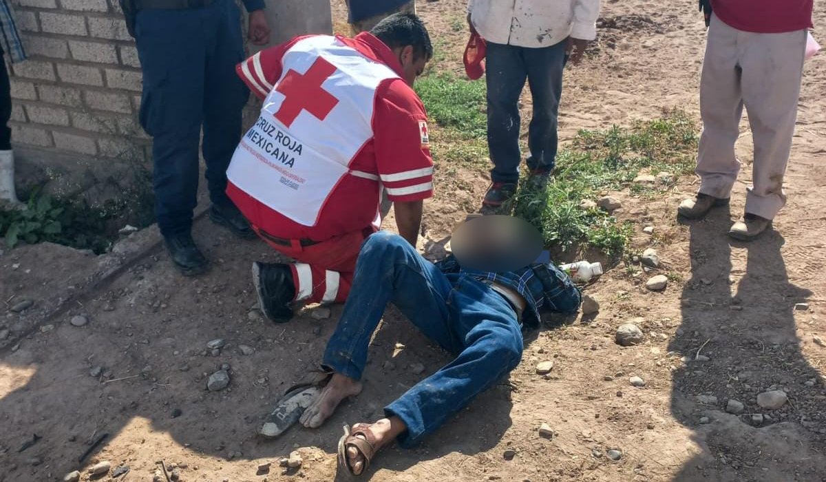 Desigual choque en carretera de Guasave deja a un motociclista herido