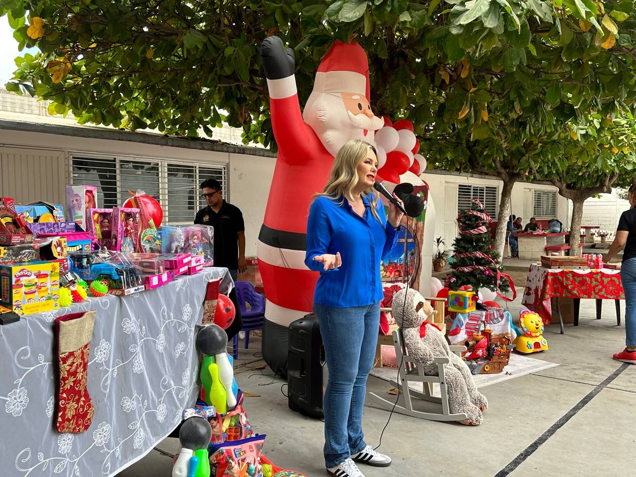 Diputada Connie Zazueta y Vibra Radio llevan la Navidad al penal de Culiacán