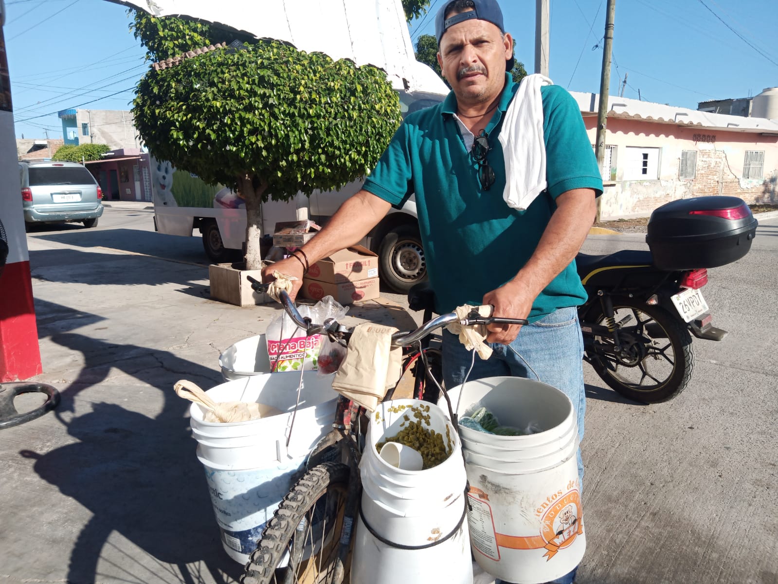 Don Arnulfo, hace 29 años se quedó sin trabajo y salió a vender tamales por las calles de Mazatlán