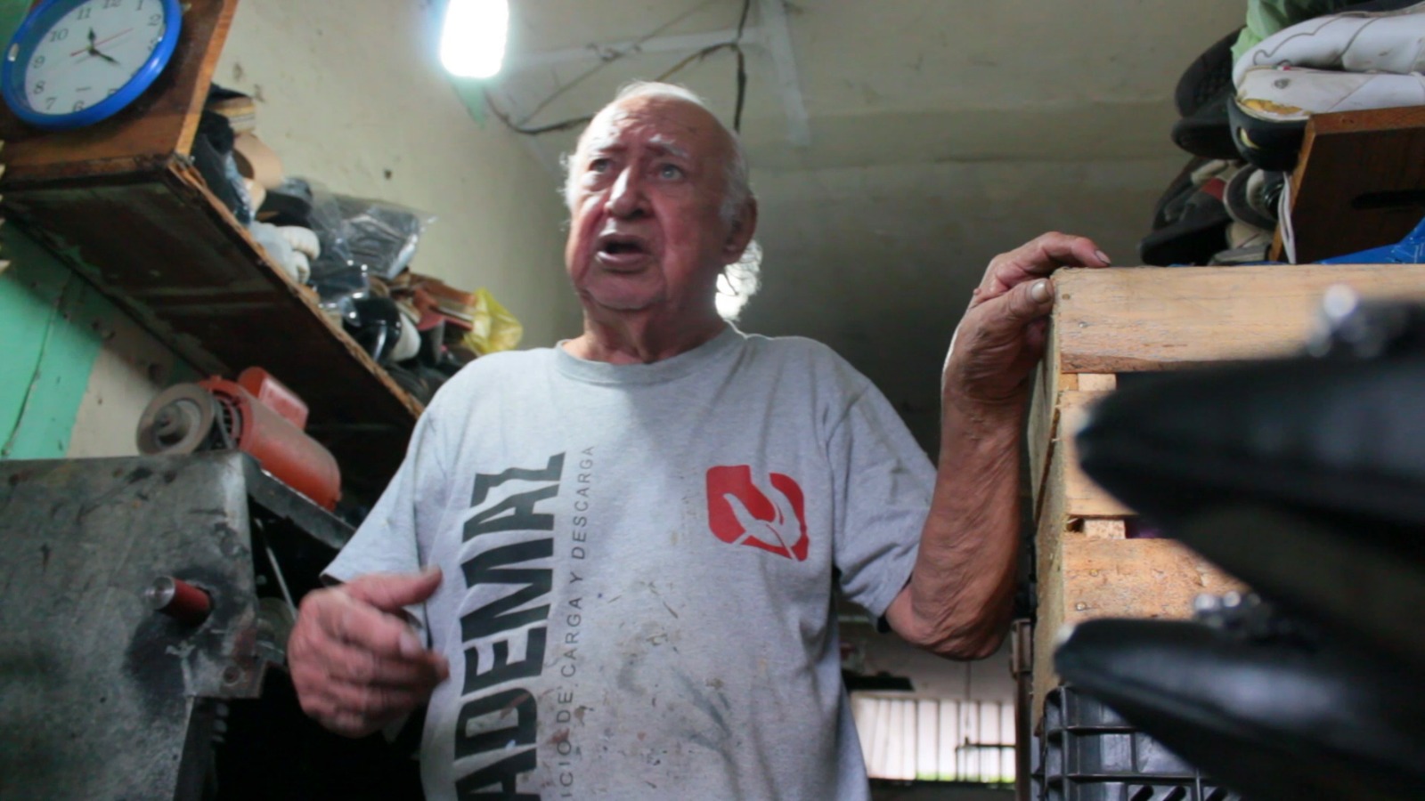 A sus 85 años, Don Eduardo se distingue como reparador de calzado en Mazatlán