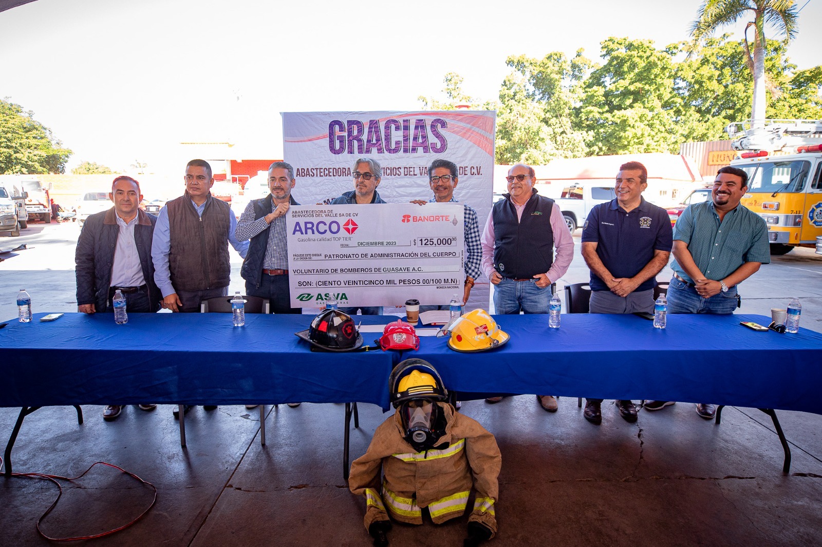 Donan a Bomberos de Guasave 125 mil pesos; el alcalde compromete un apoyo extraordinario