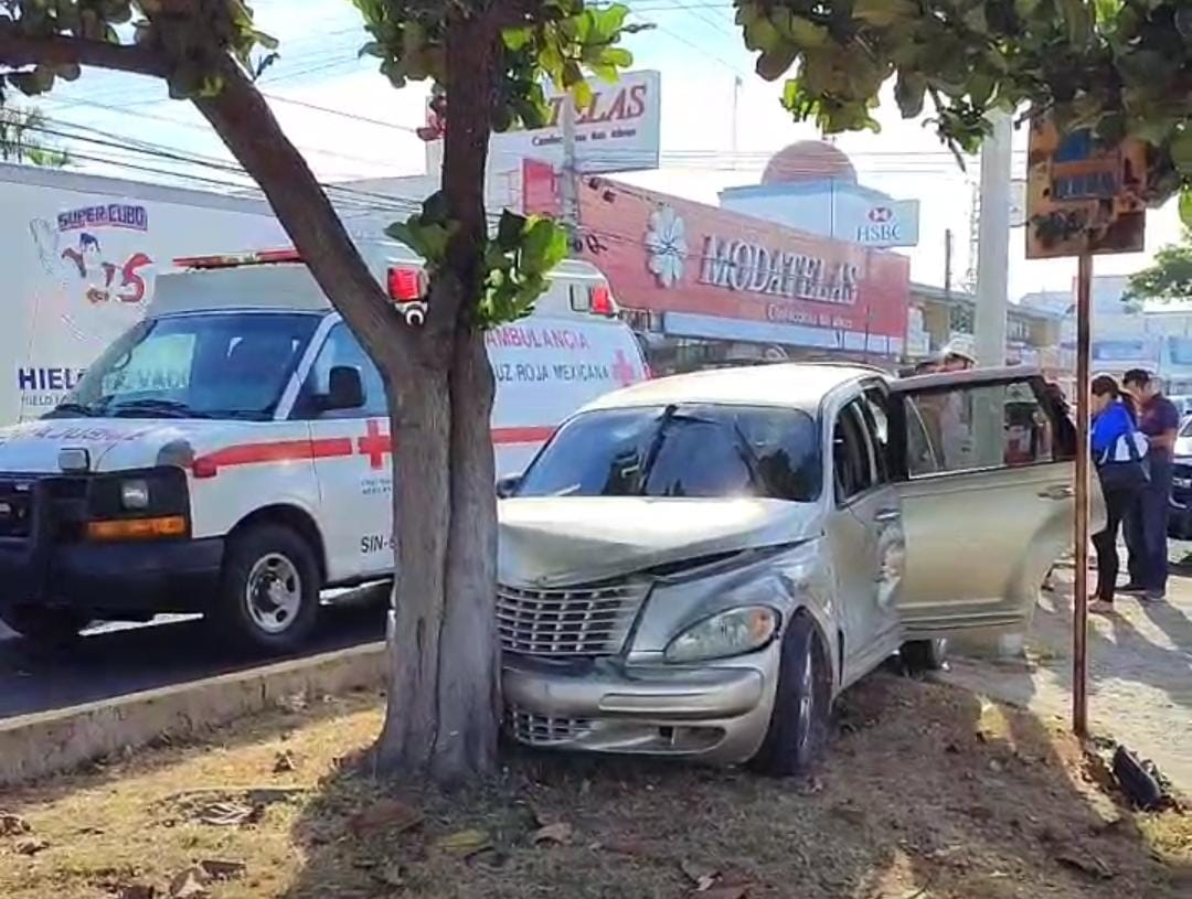 Dos automóviles ocasionan accidente sobre la Ejército Mexicano en Mazatlán