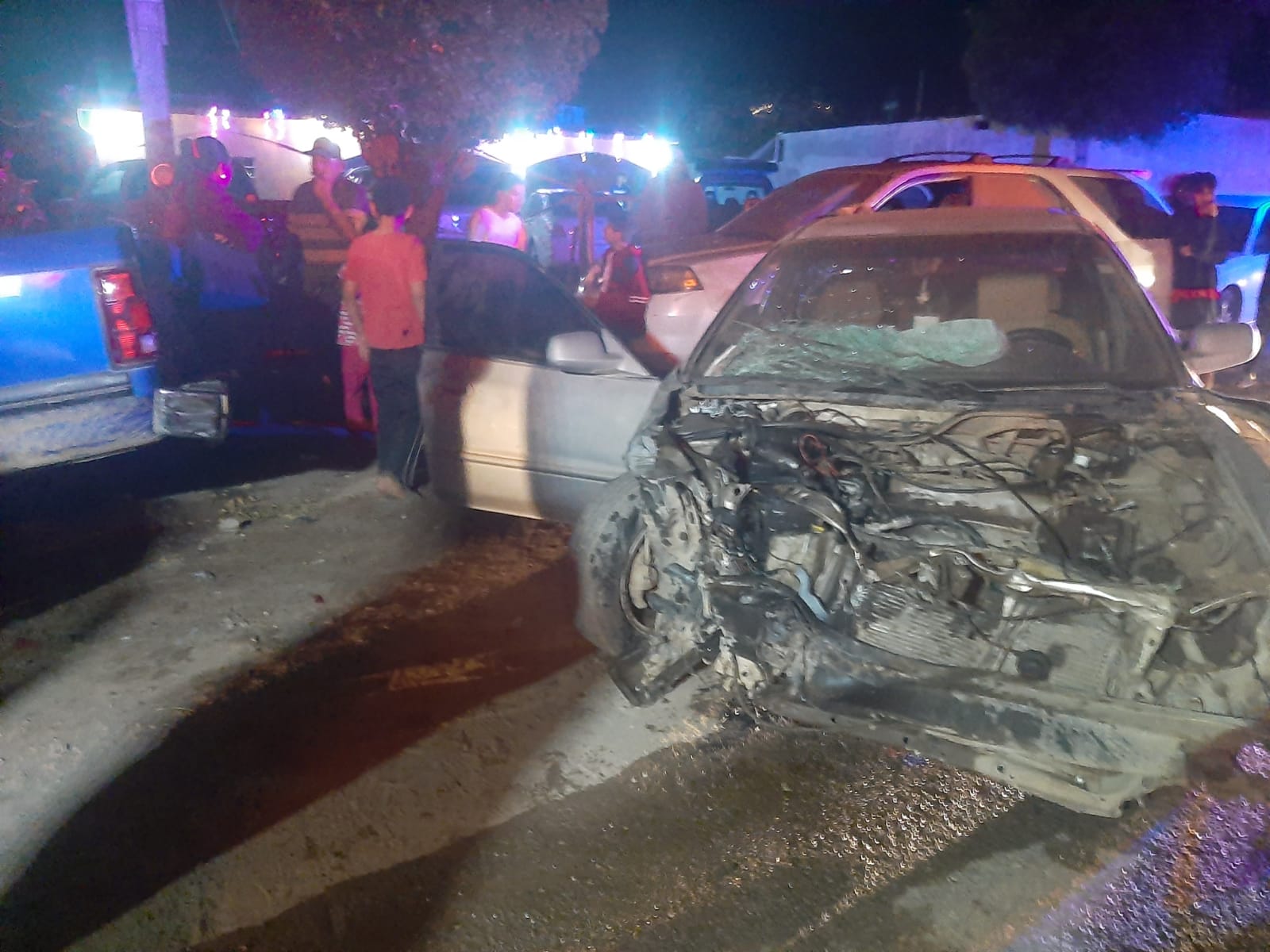Dos hombres resultan lesionados al chocar su unidad con una camioneta estacionada en Guasave