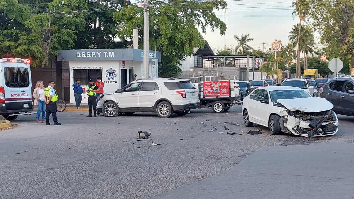 Dos lesionados deja aparatoso accidente en la colonia 12 de Octubre en Los Mochis