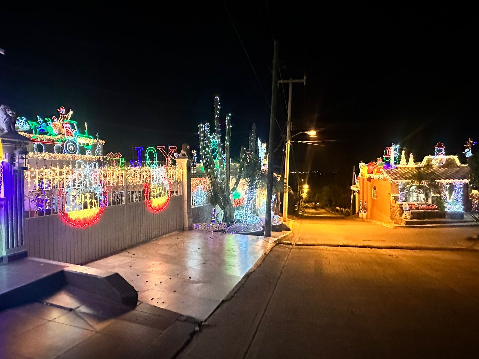 El espíritu navideño de vecinos hizo posible llevar la ‘Cuadra del Polo Norte’ hasta La Urraca en Mazatlán