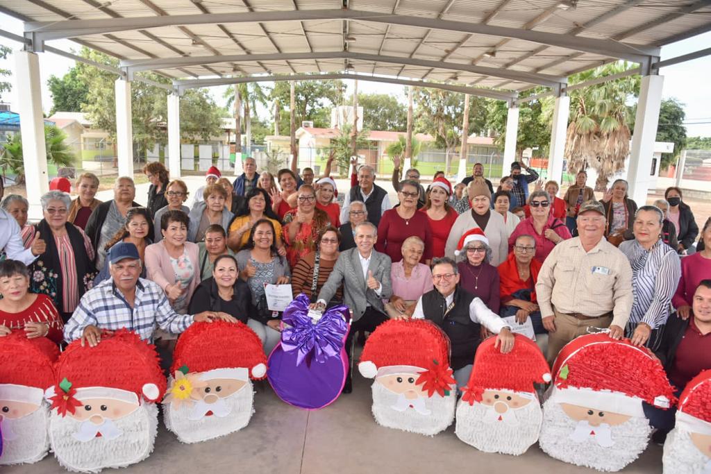 Elaboración de piñatas mantiene activos a adultos mayores, Ayuntamiento de Ahome se las comprará