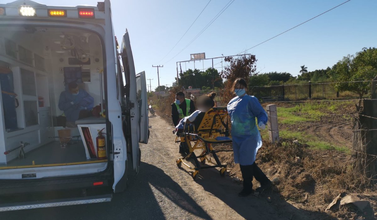 Paramédicos de SUMMA en Los Mochis atienden a mujer que dio a luz en camioneta