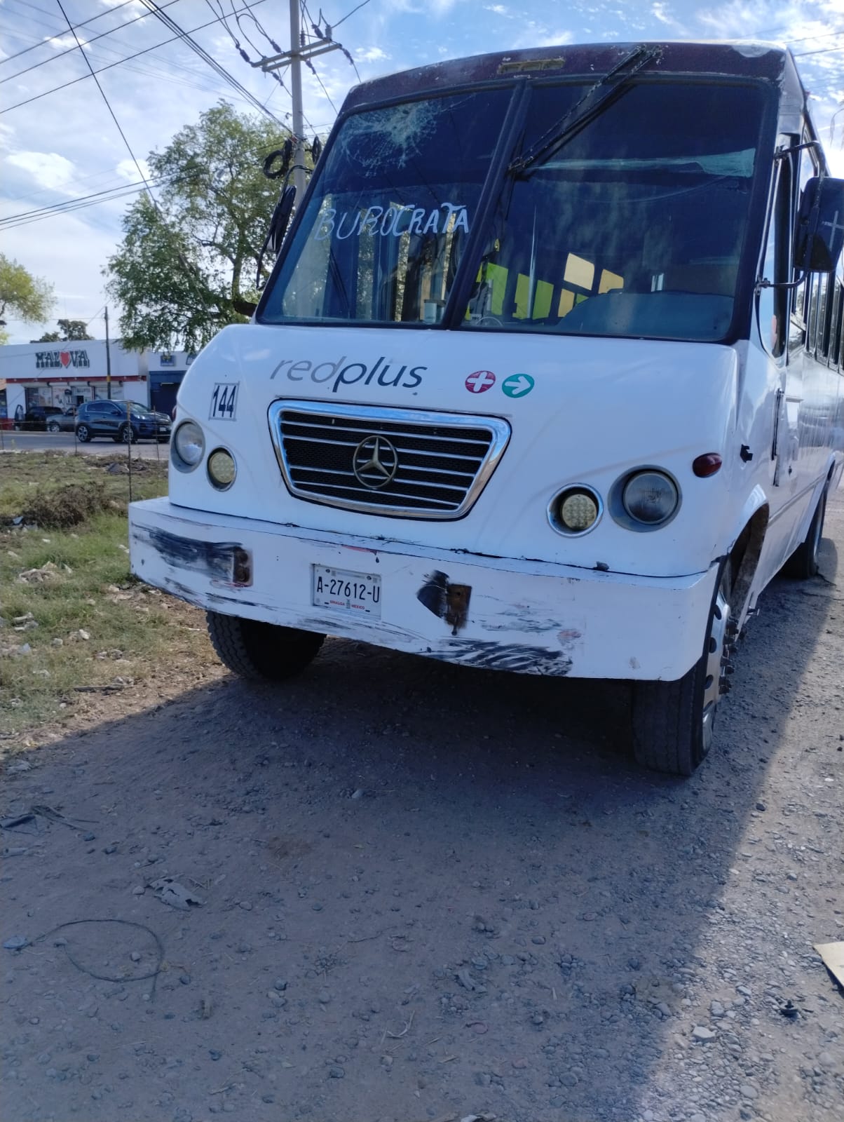 En Los Mochis; Camión urbano choca contra camioneta y deja dos mujeres lesionadas