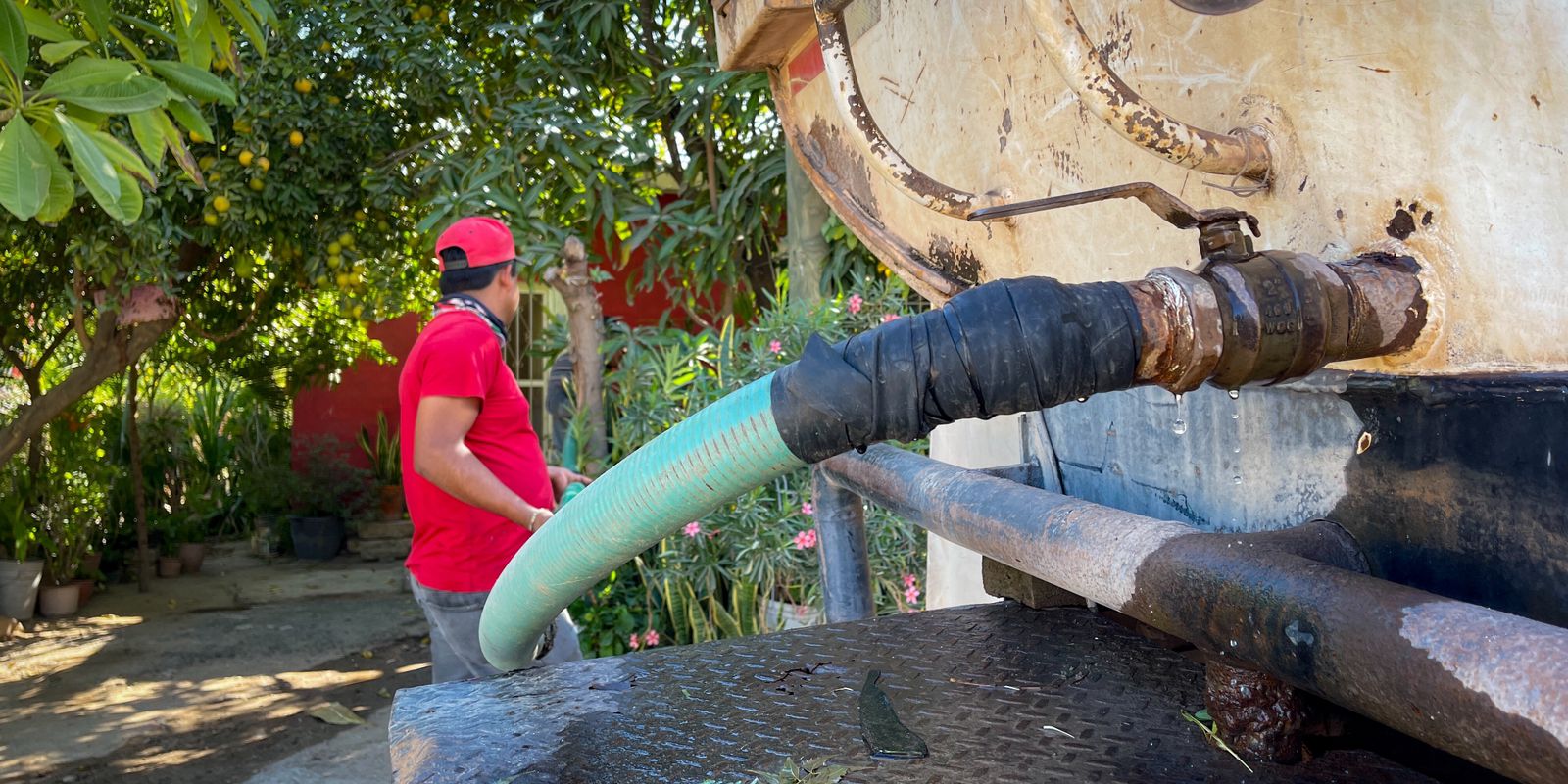Falla la distribución de agua potable en El Fuerte, JAPAF responde con servicio de pipas