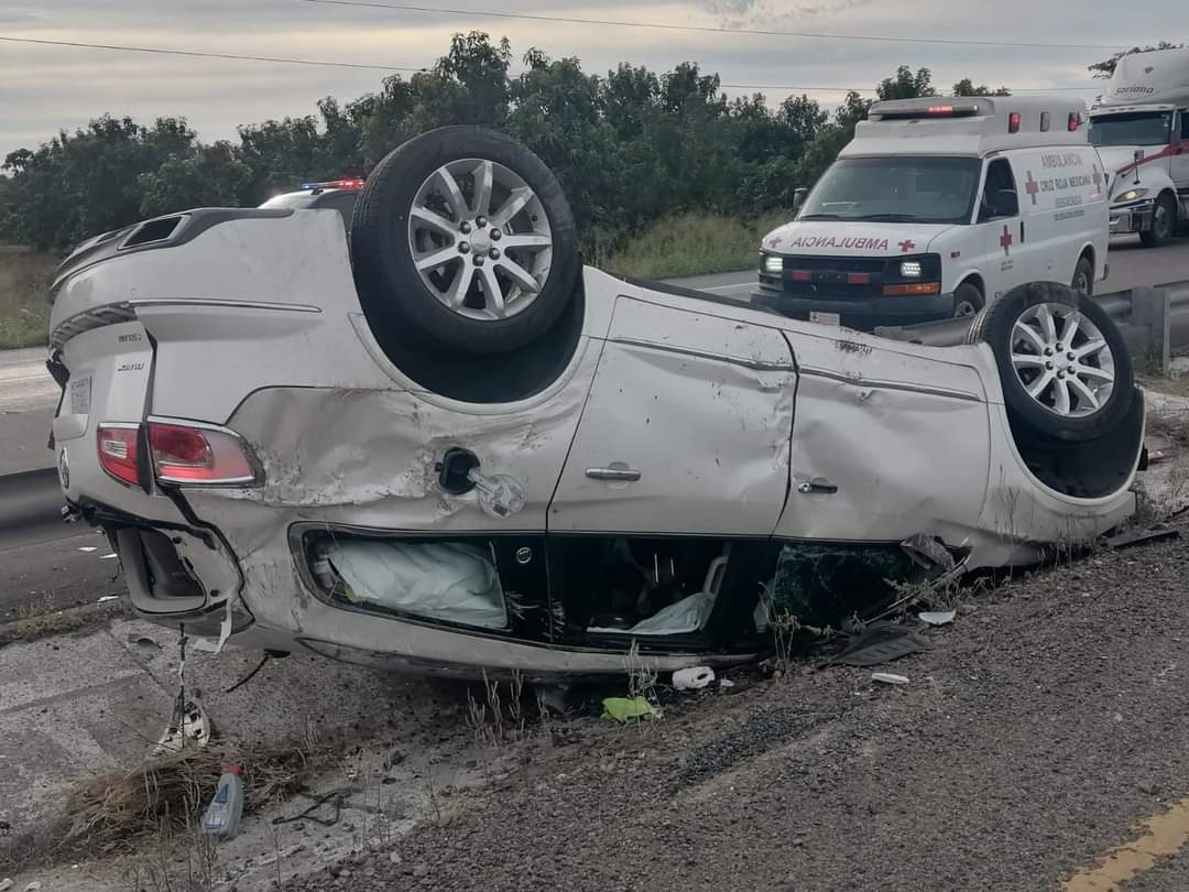 Familia de siete jaliscienses de accidentan en su camioneta en Escuinapa