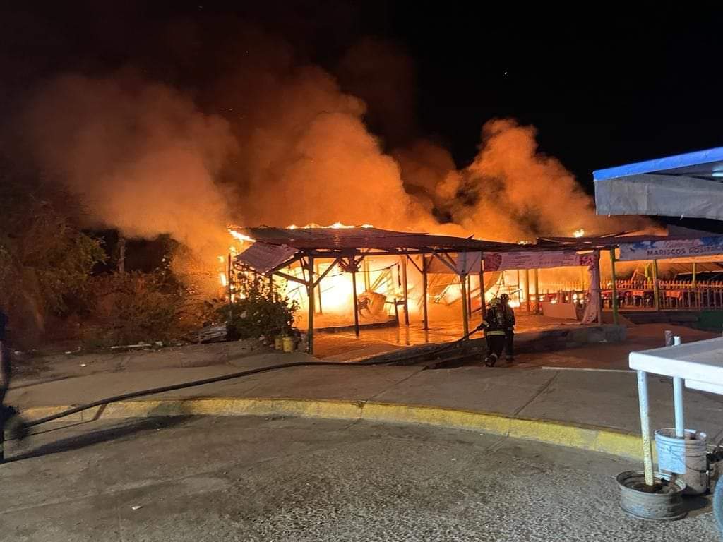 Fuerte incendio consume comercios en zona de Cerritos en Mazatlán