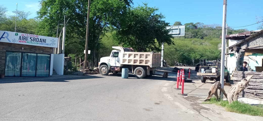 ¡Hallan góndola bloqueando el paso! Gente armada moviliza a policías y militares en Badiraguato