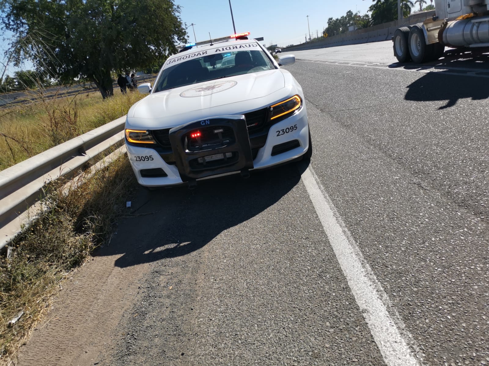 Grupo armado despoja un Mini Cooper 2024 a mujer en la carretera libre Culiacán-Mazatlán