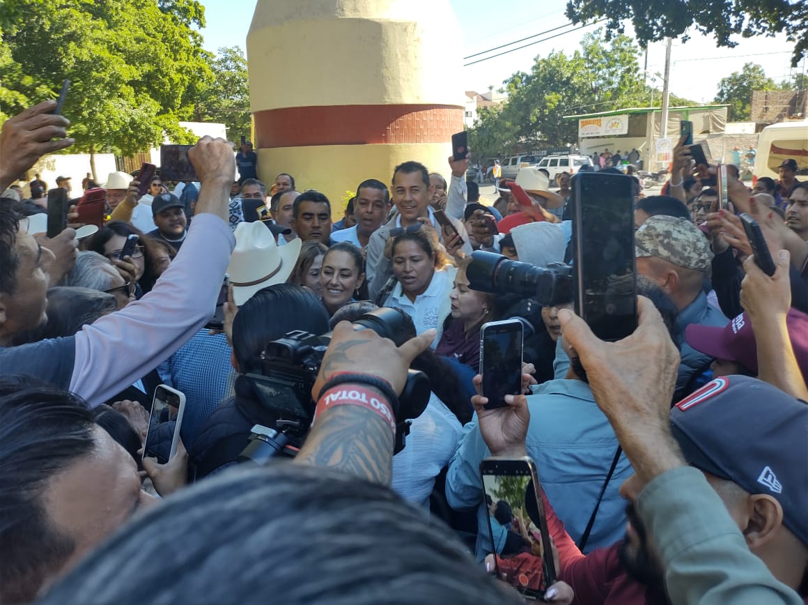 Guasavenses ‘arropan’ a Claudia Sheinbaum en su llegada al municipio