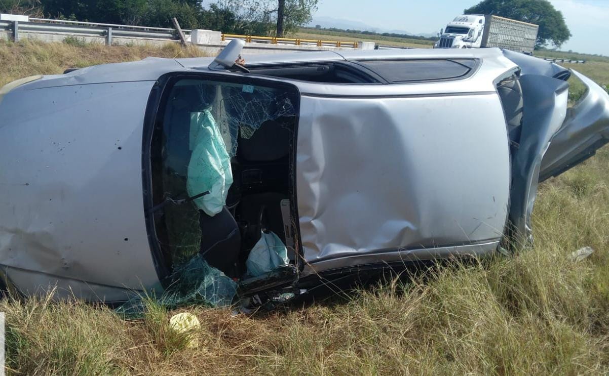 Se registra aparatoso choque entre dos vehículos sobre la maxipista Culiacán-Mazatlán
