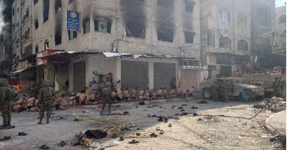 VIDEO: Humilla Ejército israelí a palestinos detenidos; los exhibe semidesnudos