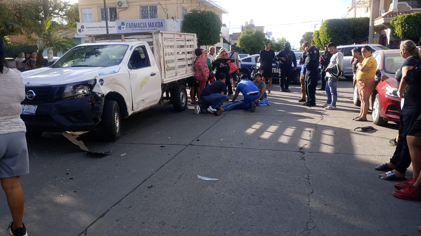 Motociclista resulta gravemente lesionado luego de chocar contra una camioneta en Mazatlán