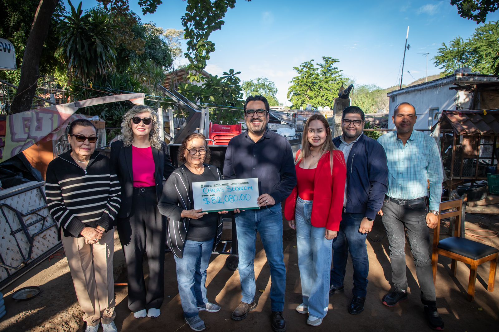 ¡Hasta 156 mil pesos! Juan de Dios entrega cheques del programa ‘Mujeres Emprendedoras por el Bienestar’