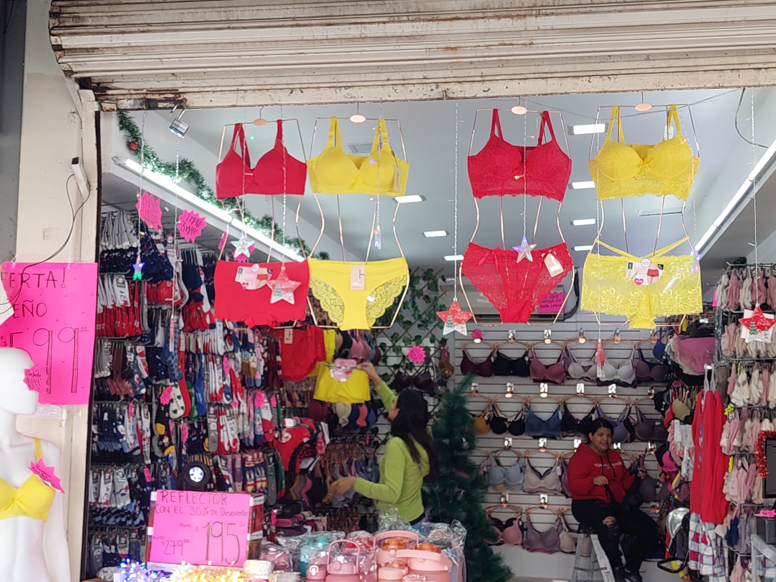 La gente quiere más amor que dinero para el 2024; procuran prendas de color rojo para atraerlo