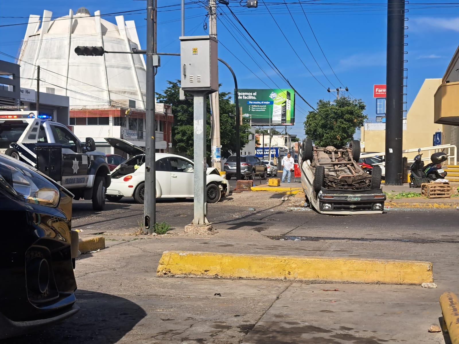 Llantas arriba termina una camioneta tras un choque en el primer cuadro de Culiacán