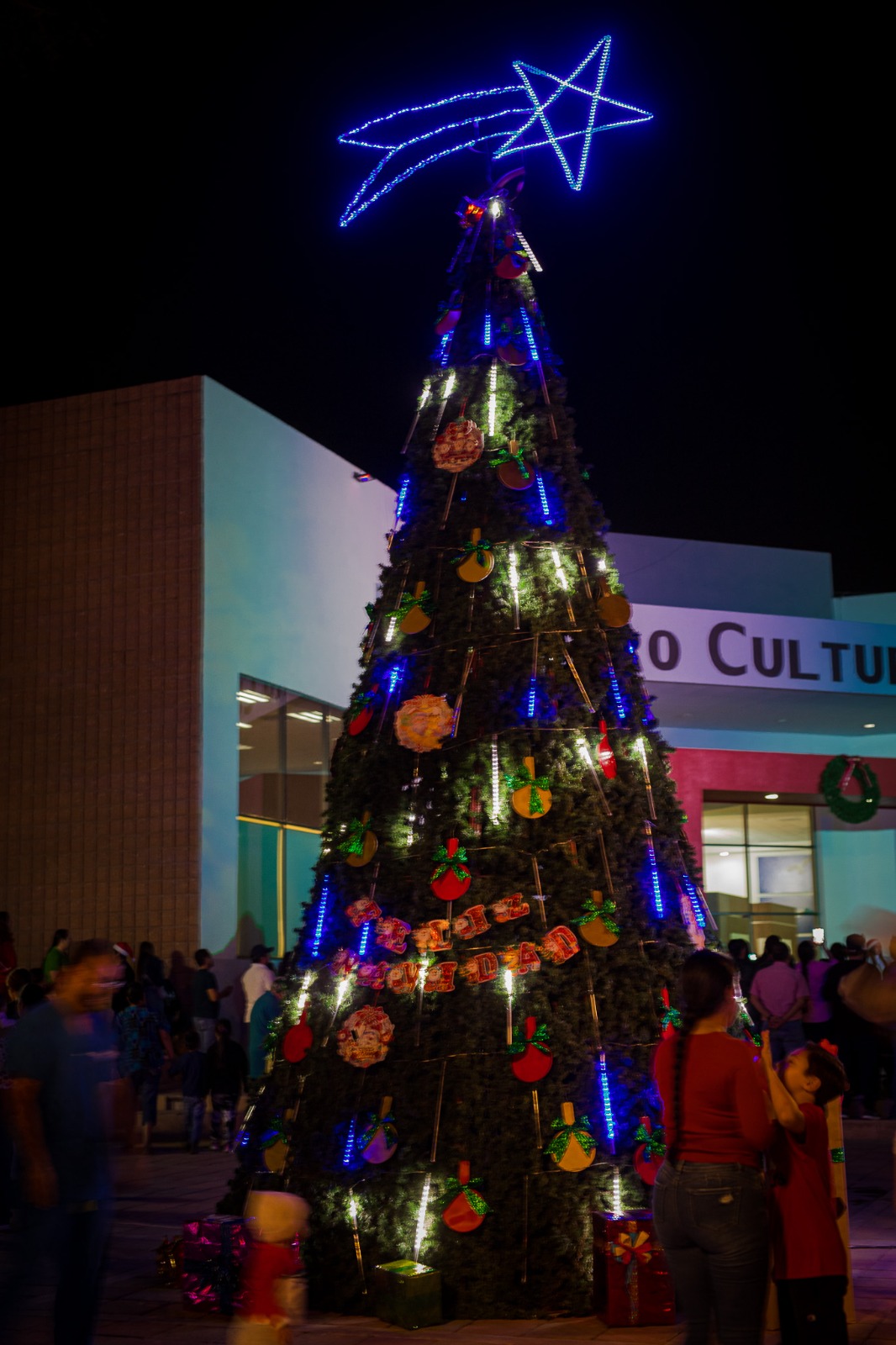 Llegó el espíritu navideño a Guasave, encienden árbol en el Centro Cultural