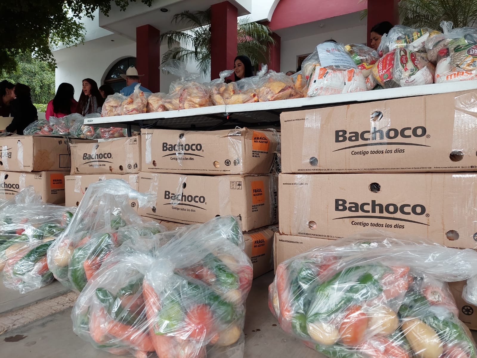 ¡Ahora va Angostura! Llevan a las familias Cenas Navideñas a cambio de una sonrisa