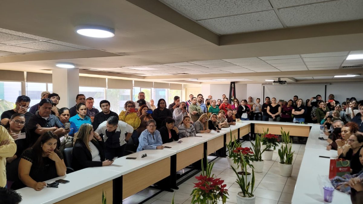 Trabajadores administrativos de la educación toman el bulevar Pedro Infante y las oficinas de SEPyC