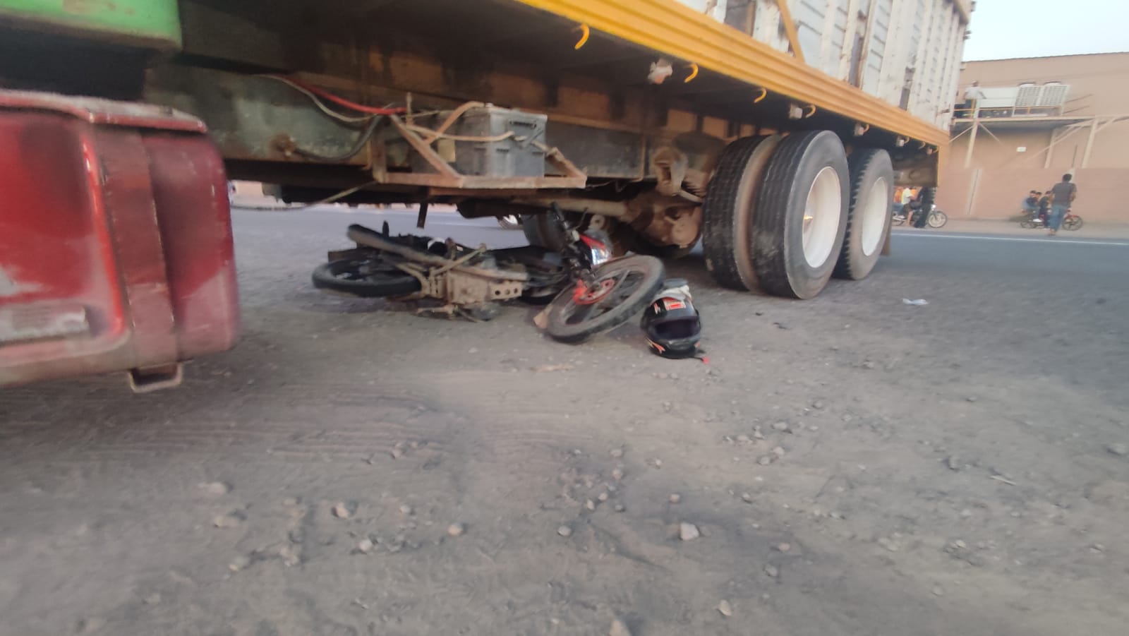 Motociclista derrapa y termina abajo de un tractocamión en la México 15 en Ahome