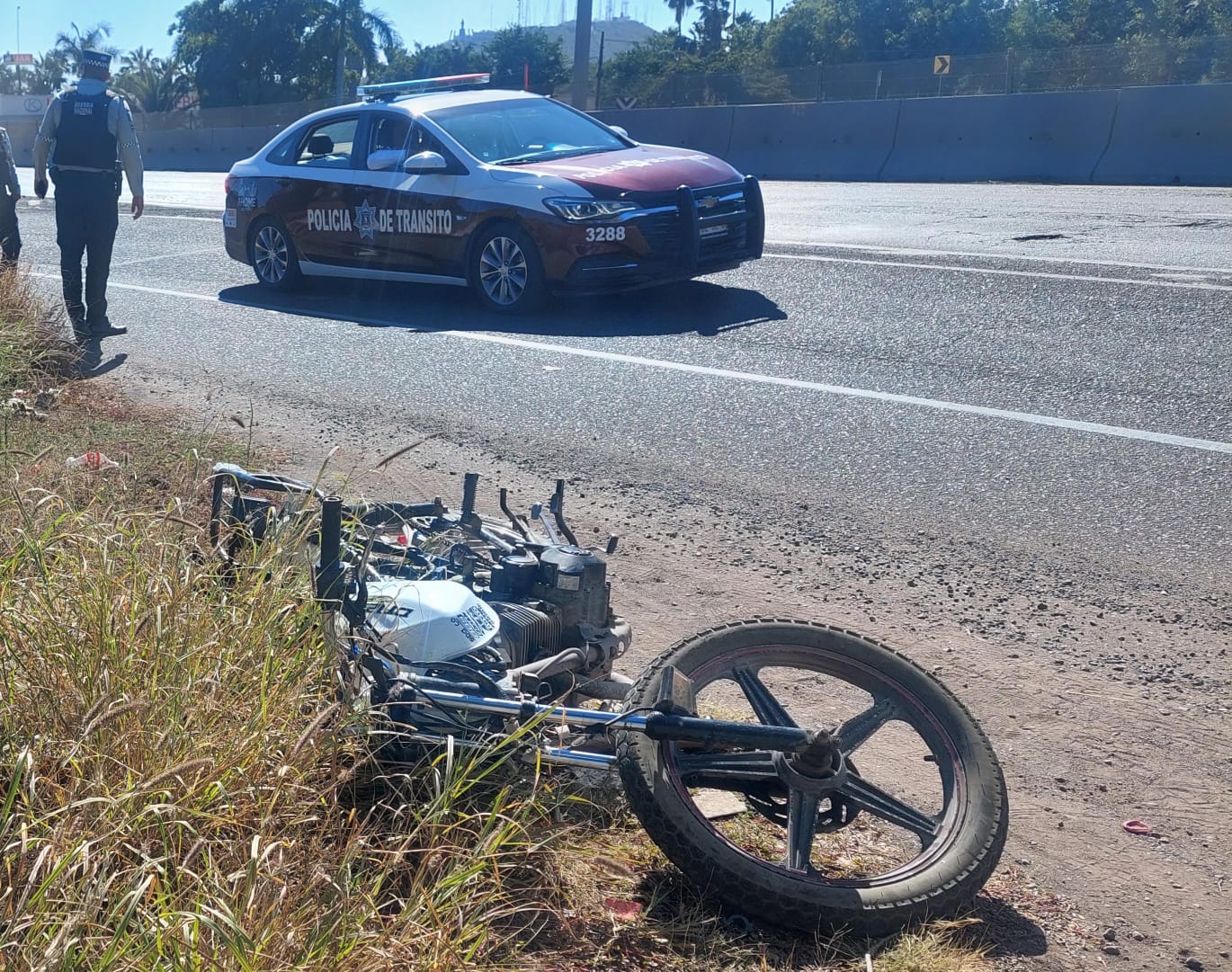 Motociclista es embestido por un automóvil en el distribuidor vial ‘El Trebol’ en Los Mochis