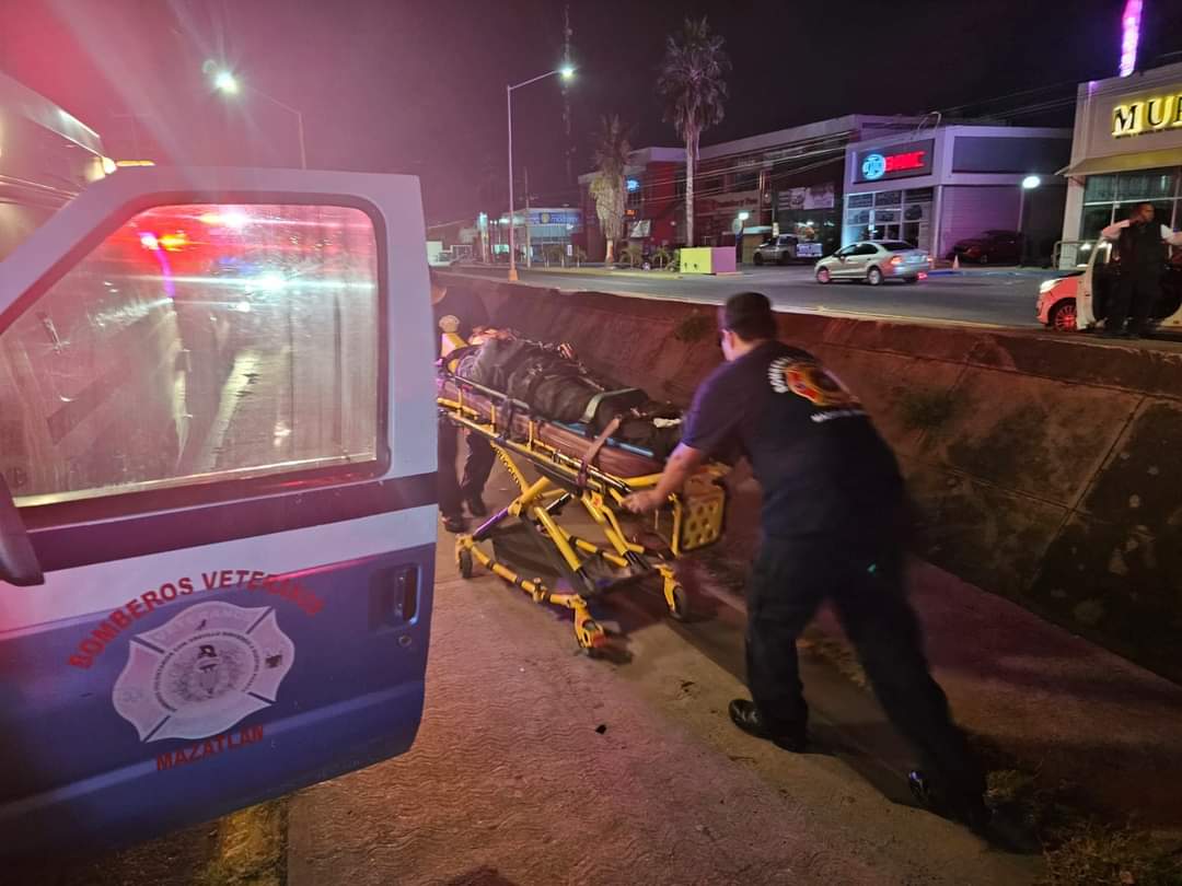 Motociclista resulta gravemente lesionado al caer a un canal pluvial en Mazatlán