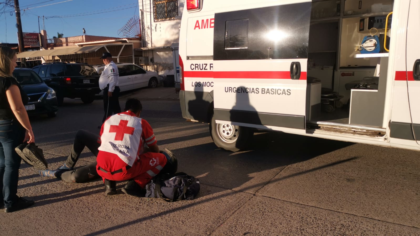 Motociclista se impacta contra un automóvil en la colonia Tabachines 2, en Los Mochis
