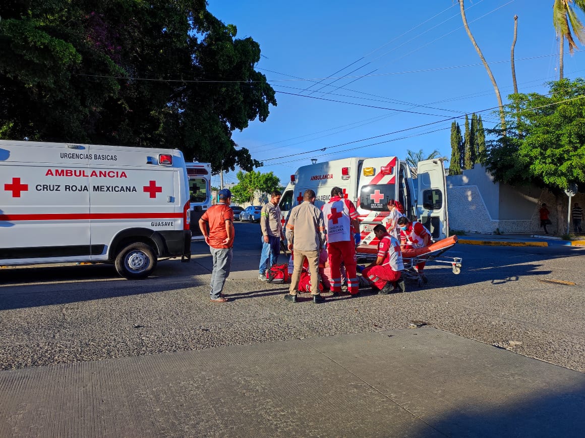 Motociclista se lesiona tras chocar contra camioneta que se brincó un alto en Guasave