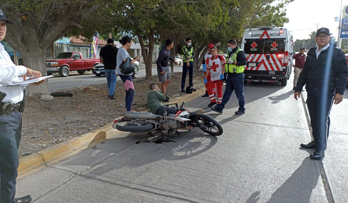 Motociclista y su acompañante se impactan contra un automóvil en el bulevar Pedro Anaya, en Los Mochis