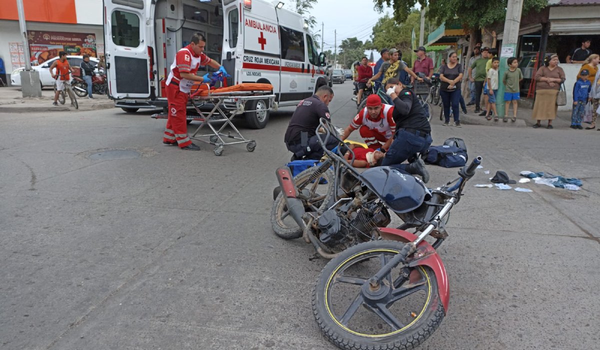 Dos motociclistas fueron traslados al Hospital General de Los Mochis luego de chocar