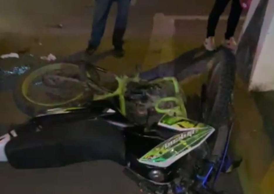 Motociclistas sufren accidente en Villa Unión y uno queda con fractura expuesta en su pierna